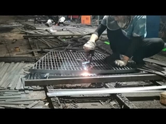 303 फुटपाथ चैनल जस्ती सुरक्षा ग्रिटिंग गैर फिसलन छिद्रित सीढ़ी ट्रेडों धातु ग्रिड