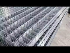 पाउडर लेपित वेल्डेड मेष बाड़ घुमावदार 3D V मेष बाड़ बाग के लिए मोड़